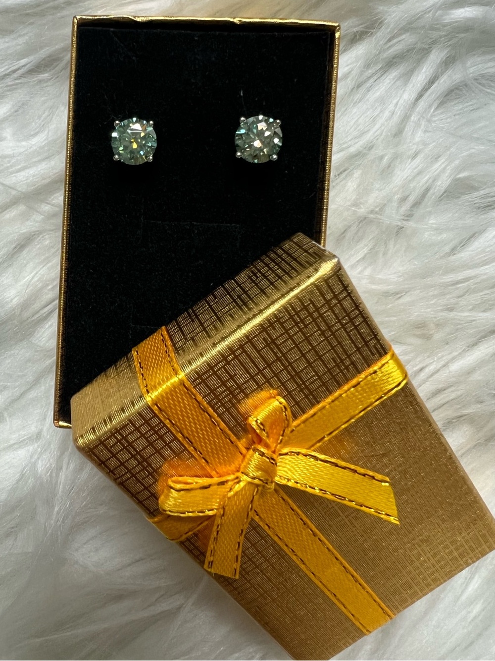 NWT 4ct four prongs light green Moissanite pushback studs from Zales